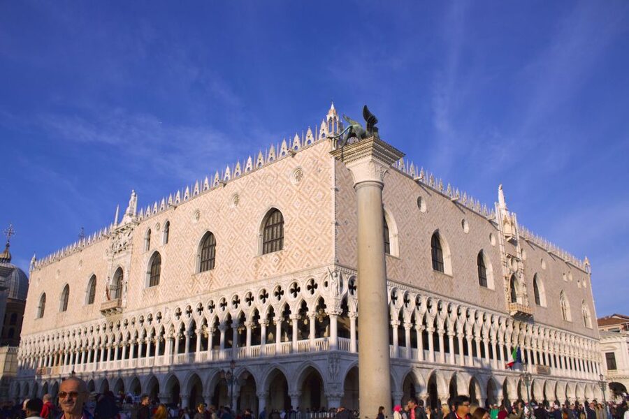 Venice: Basilica and Doge's Palace Tour with Gondola Ride - Gondola ride logistics: when you go and where you meet
