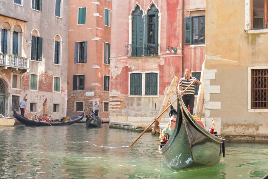 Venice: Basilica, Doge's Palace, Gondola and Lagoon Islands - Burano sightseeing: make the most of your island time