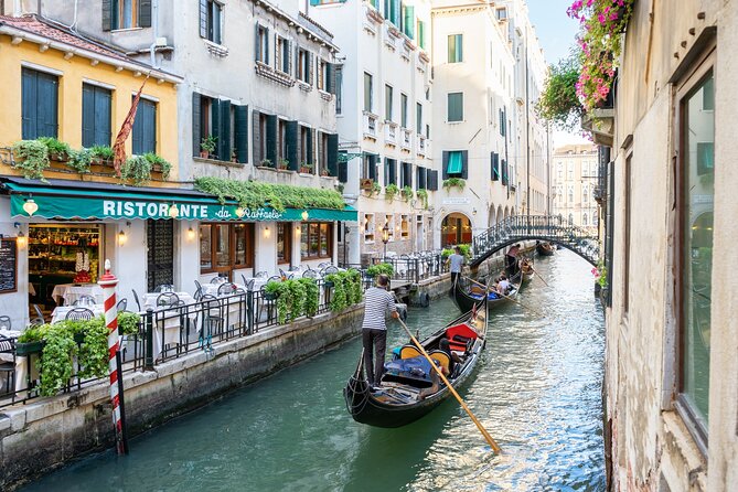 Venice: Classic 30-Minute Gondola Ride Through the Canals - The Black Gondola Rule and Why This Ride Feels Classic