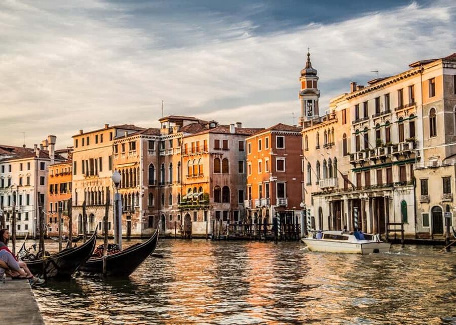 Venice: Crafted Gondola Under Breathtaking Bridge of Sighs™ - The Mobile App Commentary: How to Hear Venice’s Stories on the Water