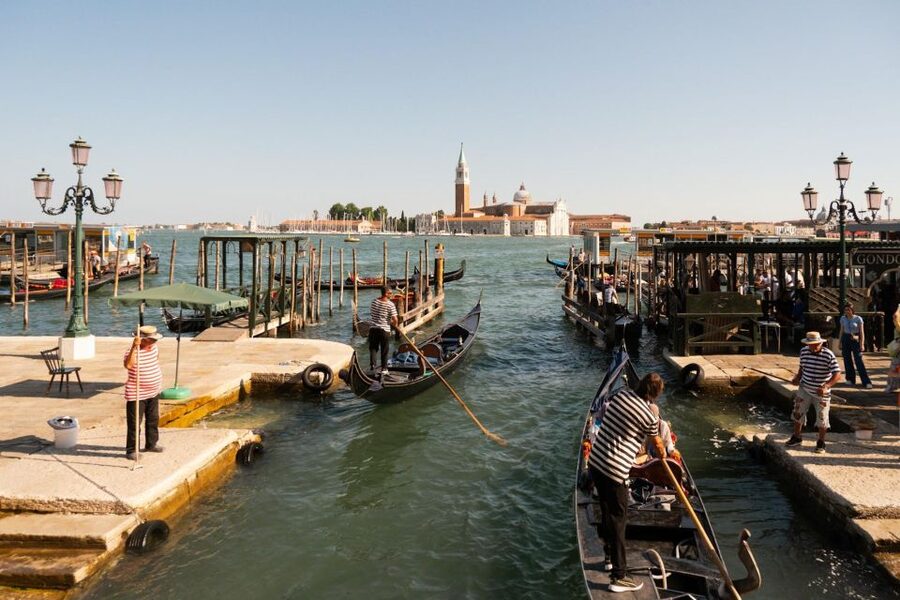 Venice: Doge's Palace and Basilica Tour with Gondola Ride - Timing and logistics: how a 2.5-hour tour stays focused