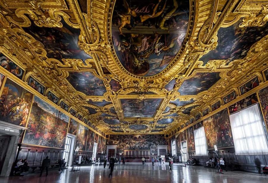 Venice: Doge's Palace Guided Tour with Optional Gondola Ride - Finding your guide fast at Colonna di San Marco