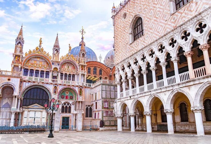 Venice Essential: Doge’s Palace, Prisons & Gondola option - Key things to know before you go