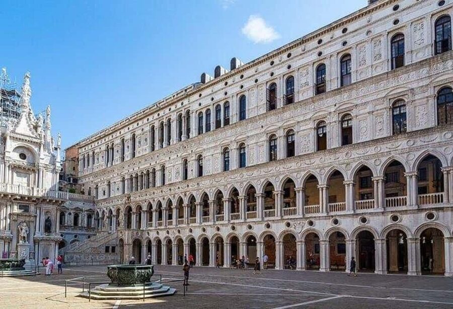 Venice Essential: Doge’s Palace, Prisons & Gondola option - Getting oriented at St. Mark’s Square (and finding your group fast)