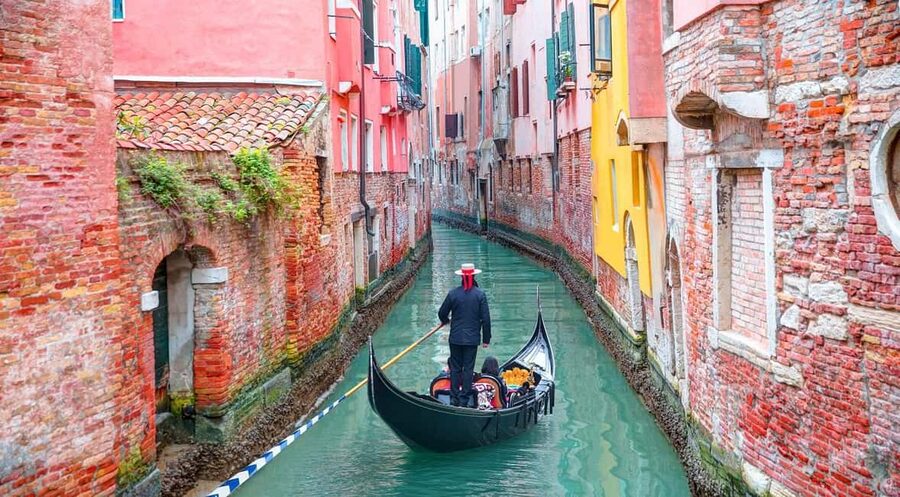 Venice: Gondola Ride Along Grand Canal and Hidden Corners - Small group vs private gondola: choosing the vibe that matches you