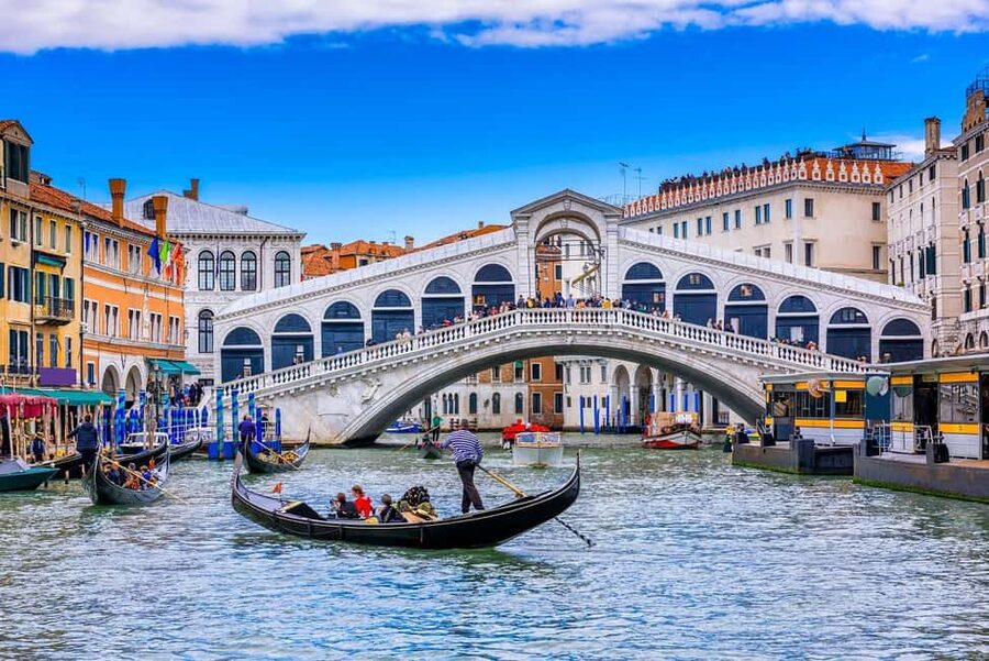 Venice: Gondola Ride Along Grand Canal and Hidden Corners - Practical tips that make the ride better
