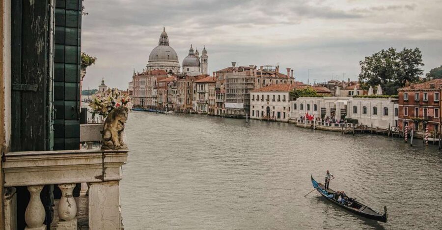 Venice: Gondola Ride and a Gala Dinner in a Venetian Palace - Private gondola and gala dinner: what you’re really buying