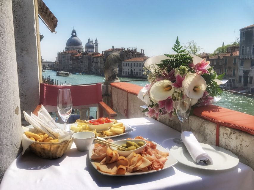 Venice: Gondola Ride and a Gala Dinner in a Venetian Palace - Practical notes that affect comfort and logistics