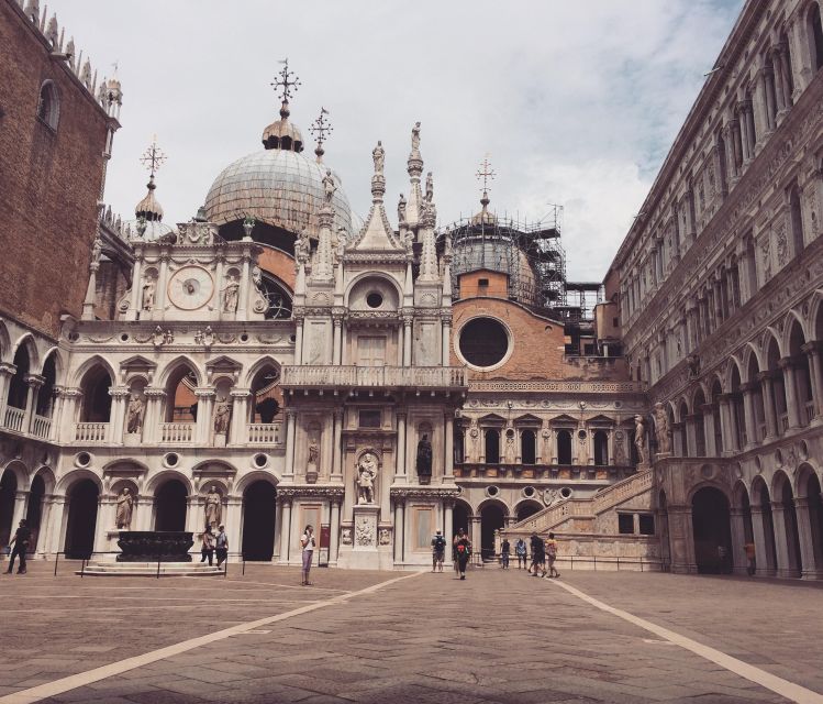Venice: Gondola Ride and Skip the Line Doge's Palace Tour - Guide style and languages: what makes the palace tour land