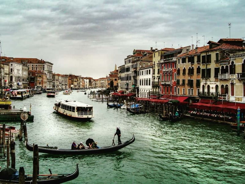 Venice: Gondola Ride under the Bridge of Sighs and Premium Audio Guide - Live Guide vs Audio App: Pick the Style That Matches How You Travel