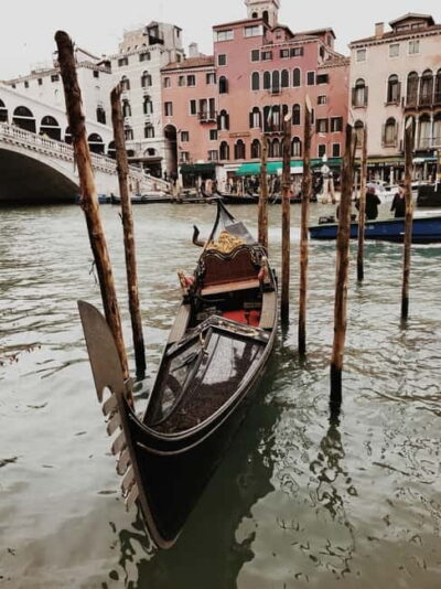 Venice: Gondola Ride under the Bridge of Sighs and Premium Audio Guide - Shared Gondola on the Grand Canal: What the Ride Is Really Like