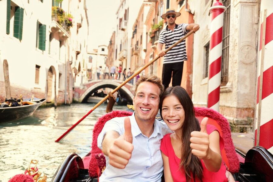 Venice: Grand Canal Gondola Experience with Live Commentary™ - Enter the Reconstructed Felze and Ride the Grand Canal in Your Head