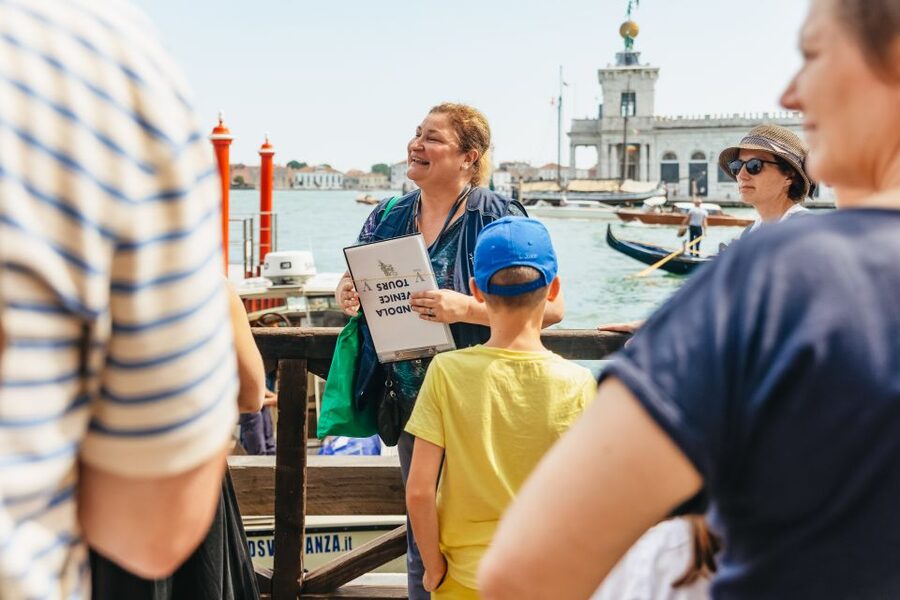 Venice: Grand Canal Gondola Ride with App Commentary - A gondola ride with a script: Grand Canal views plus VR