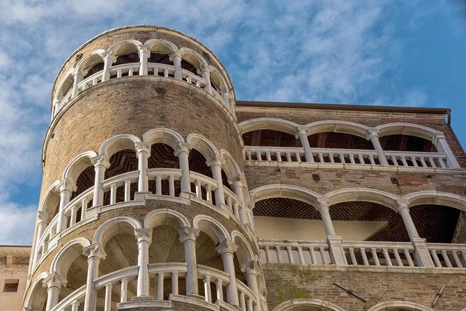 Venice Highlights with Local: Private Walking Tour & Gondola Ride - Price and value at $155.42 per person