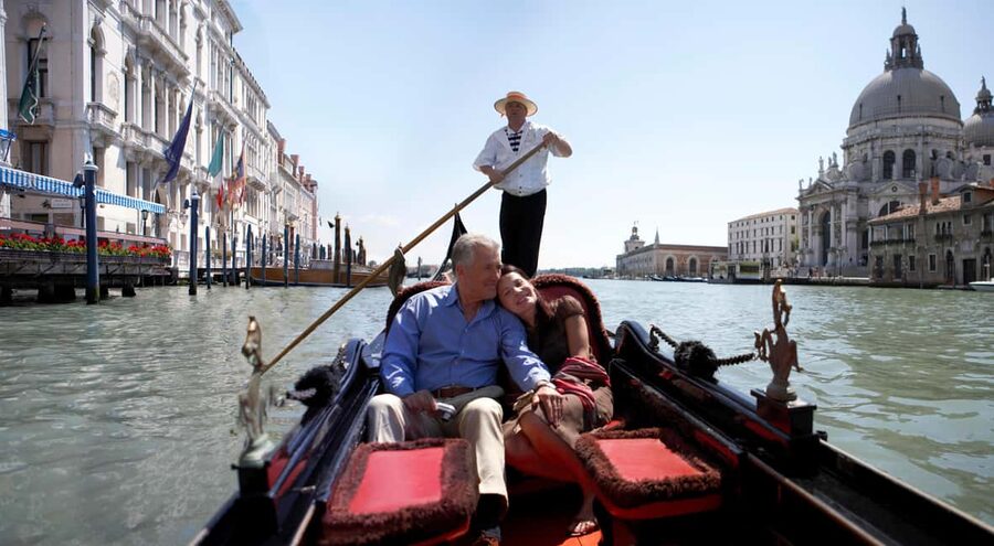 Venice: Off the Beaten Path Private Gondola Ride - San Paolo District and Palazzo Zenobio: Quiet Venice by Design