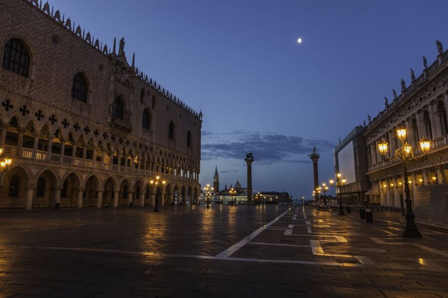 Venice: Private After Dark Tour and Gondola Ride - Venice after dark: why this tour works better than daytime wandering