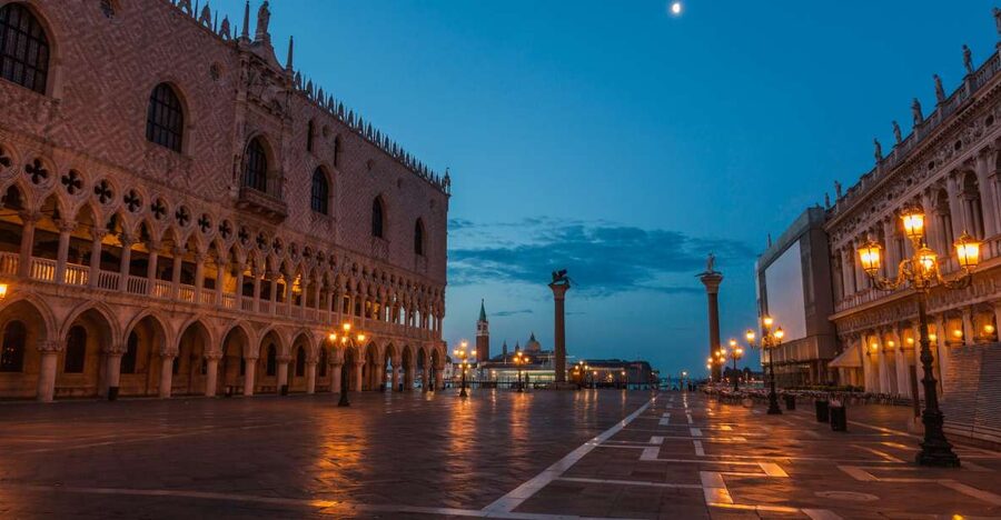 Venice: Private After Dark Tour and Gondola Ride - Rialto by foot: seeing the bridge as a landmark, not just a photo