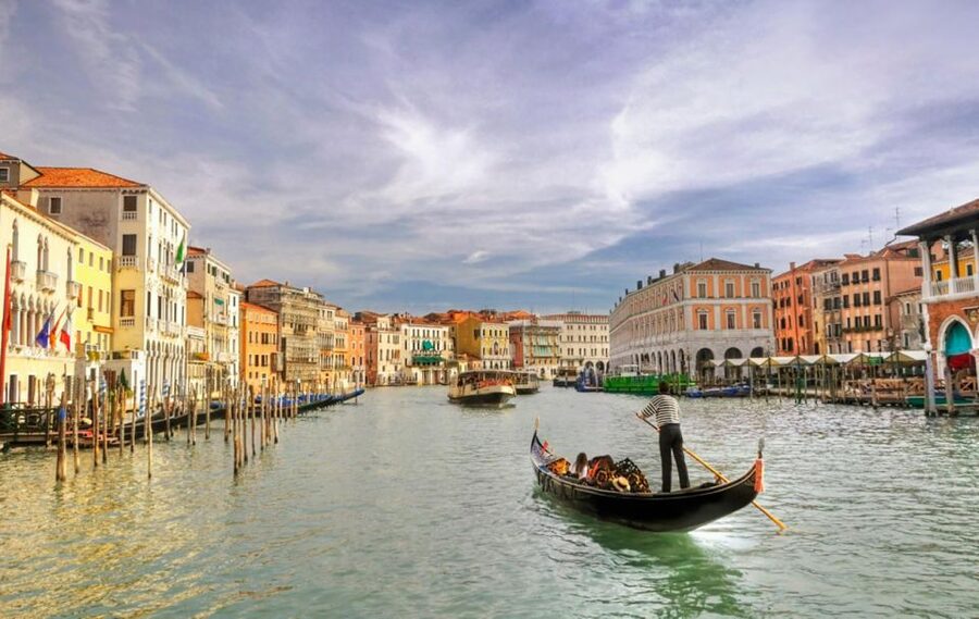 Venice: Private Gondola Cruise for up to 5 Passengers - From Campo San Luca Onto a Traditional Gondola