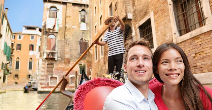 Venice: Private Gondola Ride - Meeting Point: Santa Maria del Giglio by Hotel Gritti Palace