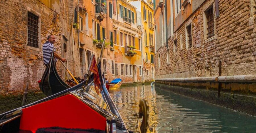 Venice: Private Gondola Tour - Entering Venice by Gondola, Without the Push-and-Pull