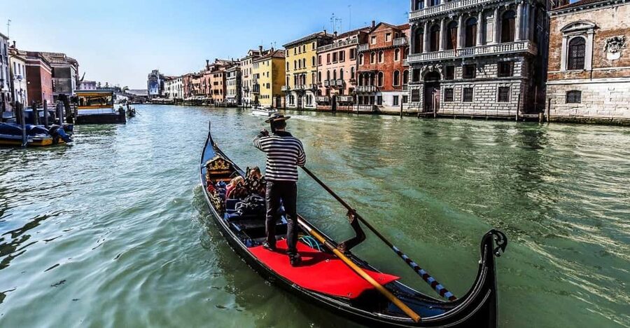 Venice: Private Grand Canal Gondola Ride from Rialto - Entering the water world from Riva del Carbon