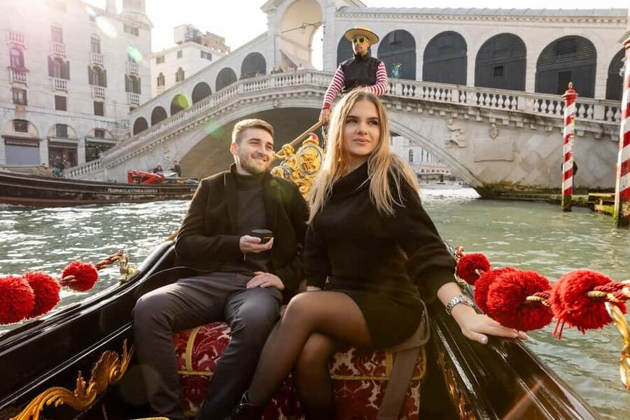 Venice: Private Photoshoot In Gondola - Entering Venice at Ponte dei Baretteri: Where the Shoot Begins