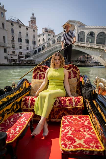Venice: Private Photoshoot In Gondola - Timing, Language, and Private-Group Benefits