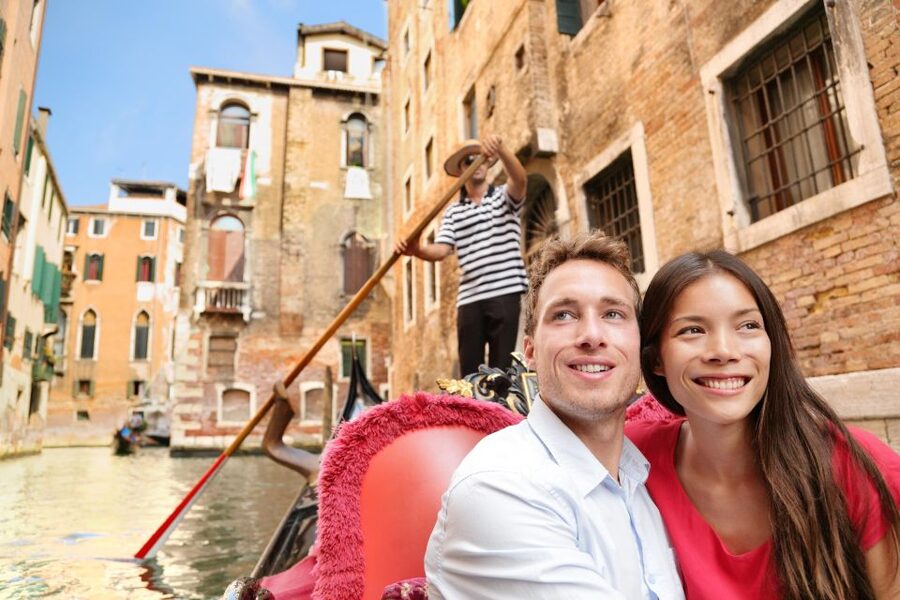 Venice: Romantic Gondola tour and Dinner for two - FAQ