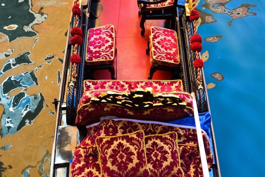Venice: Romantic Gondola tour and Dinner for two - How the private 30-minute gondola ride actually works