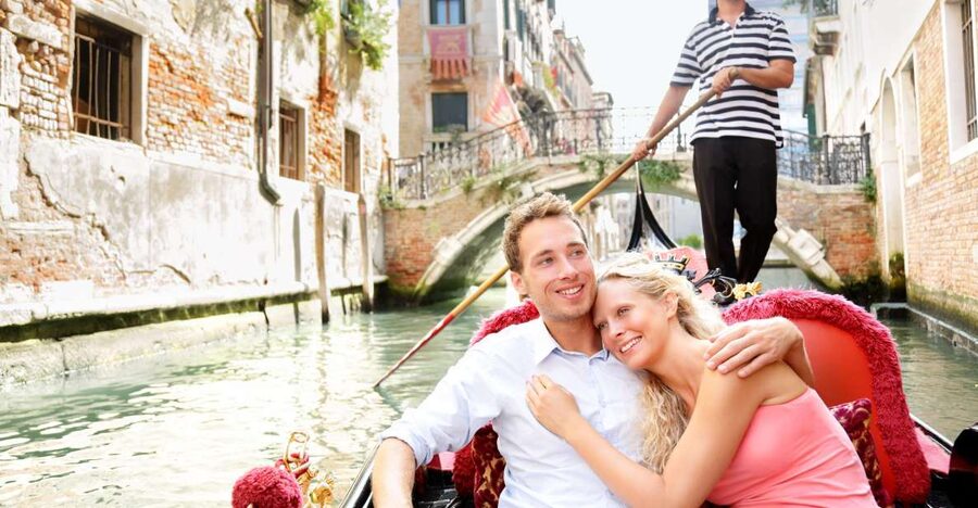 Venice: Romantic Gondola tour and Dinner for two - Gondoliers, language, and the charm of no formal guide