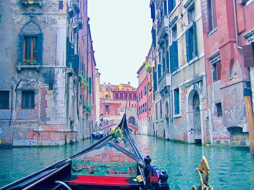 Venice: Romantic Gondola tour and Dinner for two - If you want the romantic payoff, book with eyes open