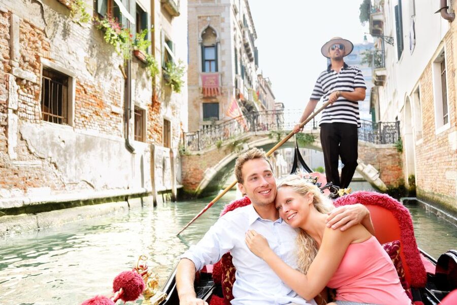 Venice: Romantic Gondola tour and Dinner for two - Timing in Venice: 16:00 or 18:00 gondola, dinner at 19:00