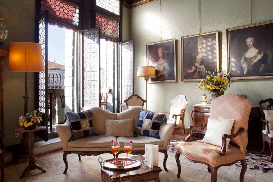 Venice: Romantic Palace Dinner and Private Gondola Ride - Arriving at Palazzetto Pisani and stepping into Pisanino