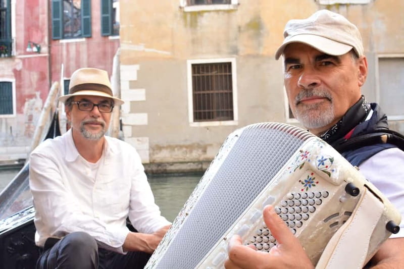 Venice: Romantic Shared Gondola Serenade on the Grand Canal - The 40-minute flow: intro, gondola ride, and music setup