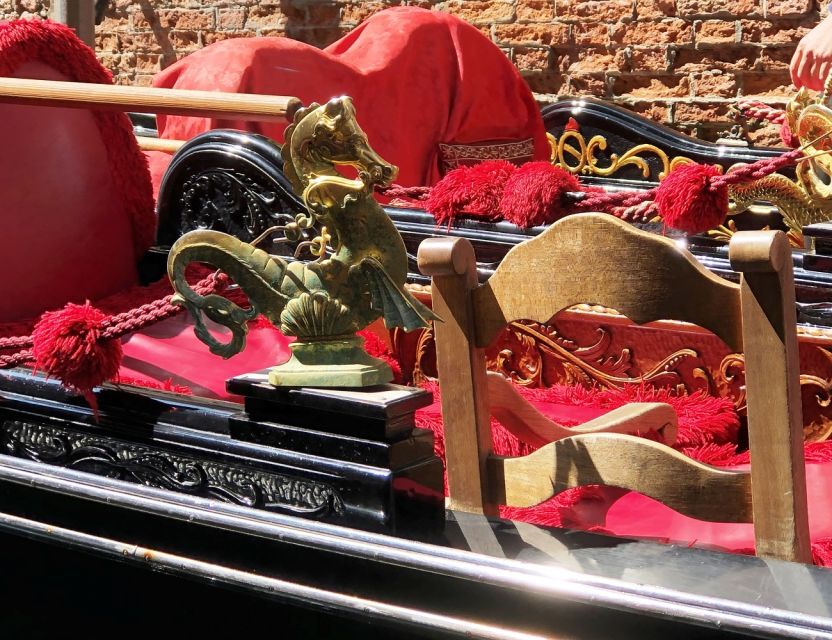 Venice: Shared Gondola Ride - Gondoliers, Silence, and Group Energy: How to Make This Ride Relax