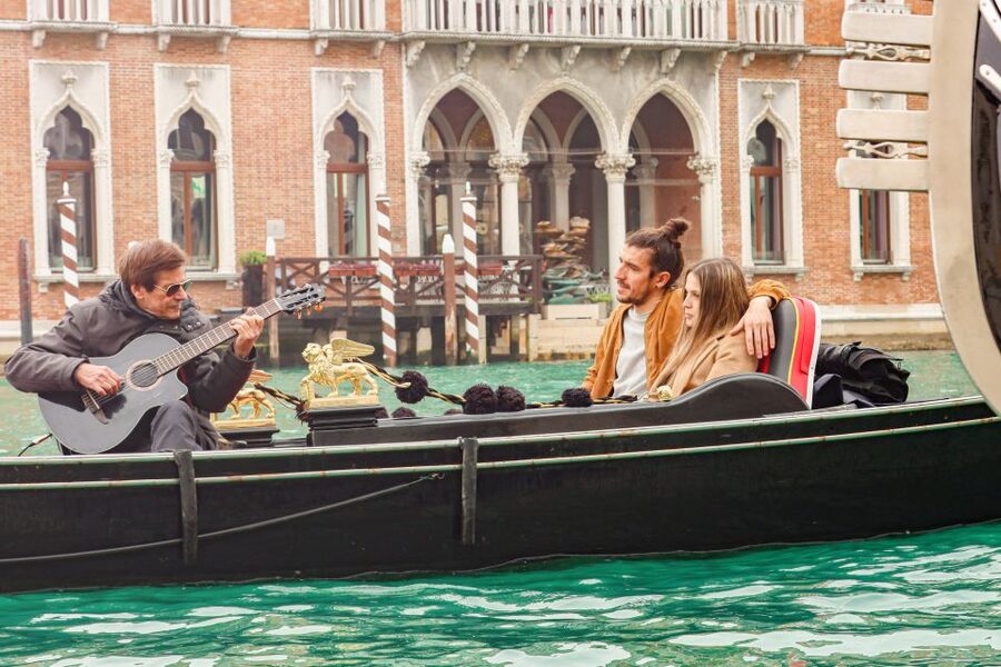 Venice: Shared Gondola Ride and Serenade - Small group dynamics: the best way to enjoy it with others