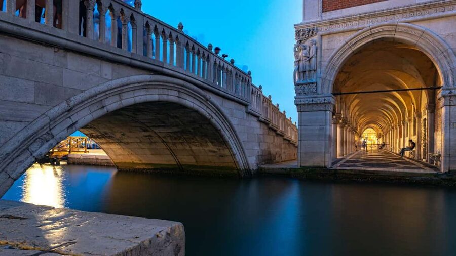 Venice: Shared Gondola Ride at Sunset - Sunset on the water: what you actually get in 25 minutes