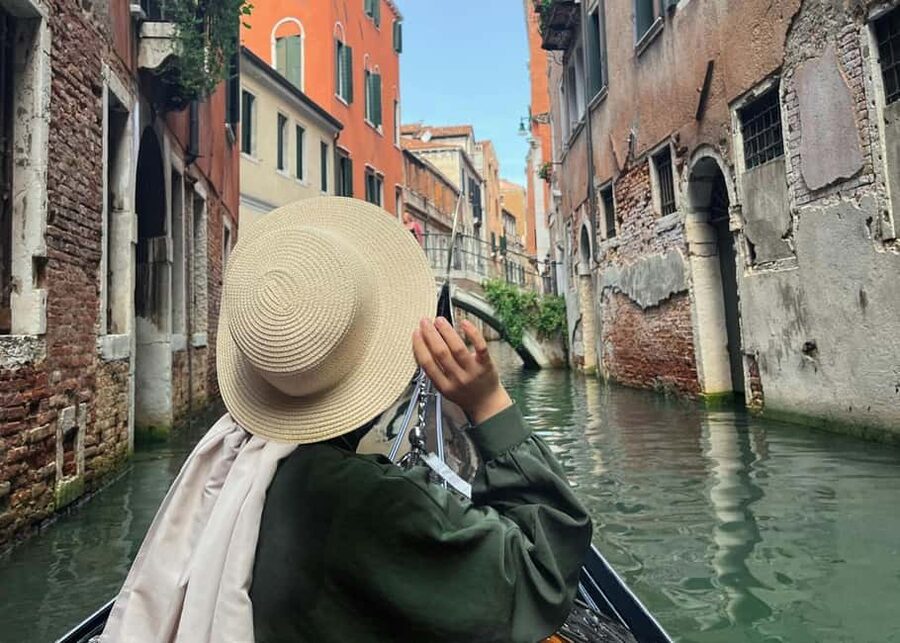 Venice: Shared Gondola Through breathtaking Bridge of Sighs - Getting Ready: The 15-Minute Walk and Skip-the-Line Start