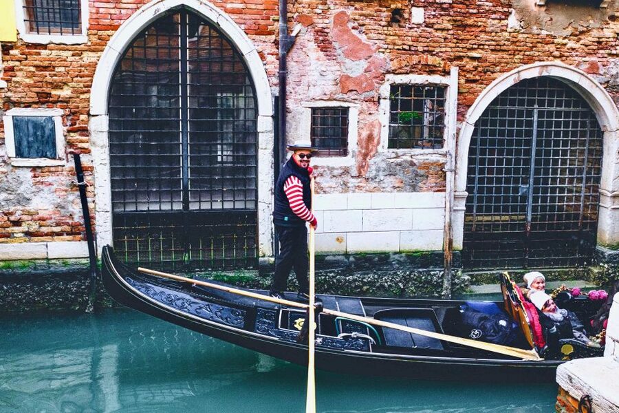 Venice: St Mark's Basilica & Gondola in the afternoon - The guide’s audio headset: small tool, big comfort