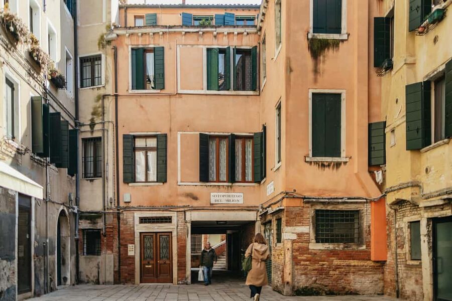 Venice: St. Mark's Basilica Guided Tour & Gondola Ride - Castello alleyways, Campo San Giovanni e Paolo, and the architecture lesson