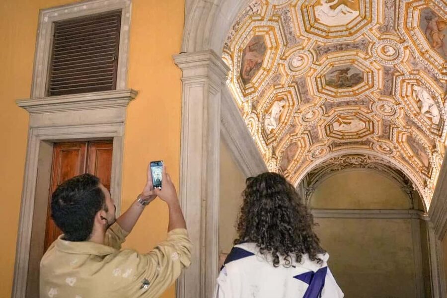 Venice: St. Mark's, Doges Palace, Rialto, and Gondola Tour - Guides are the real difference: examples that matter