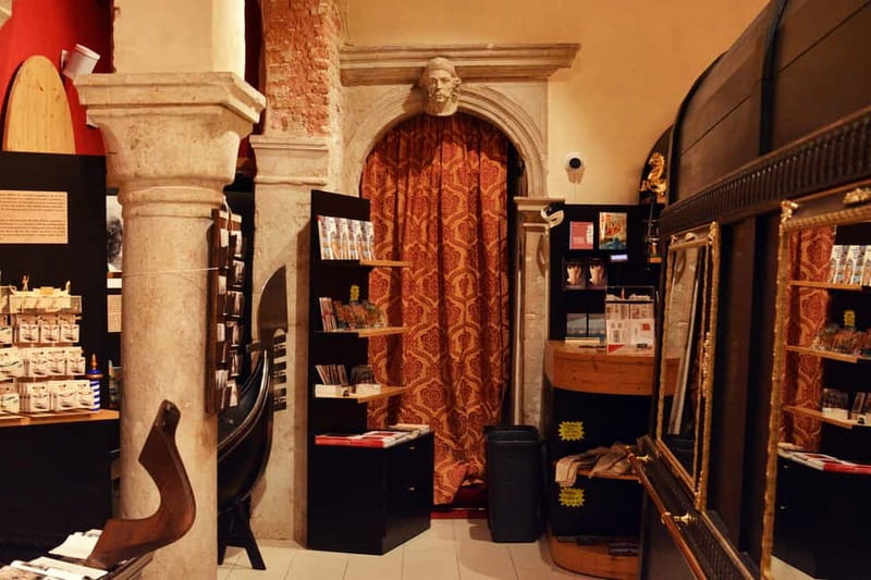 Venice: The Gondola Gallery 3D Experience - The sectioned gondola: the craftsmanship you can see