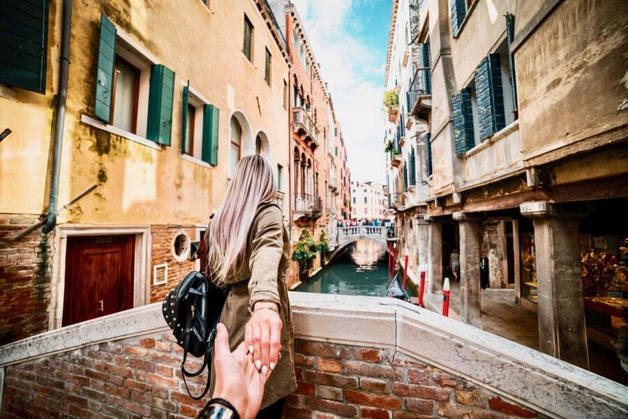 Venice: Walking Tour & Gondola Ride - The Gondola Switch: Saint Moisè to the Water Views