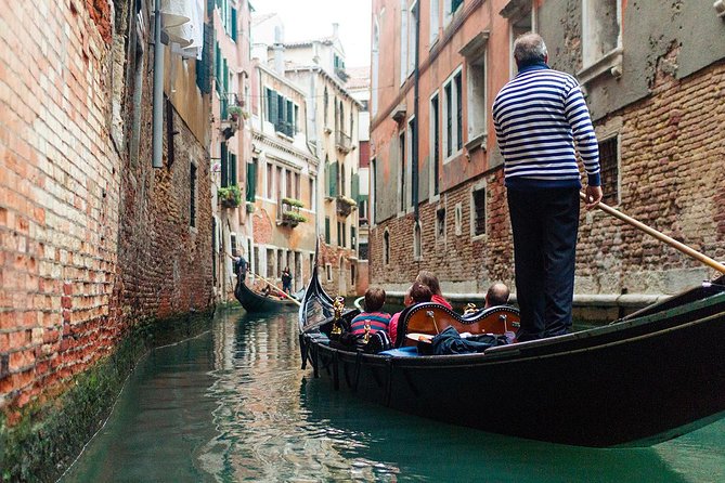 Welcome to Venice Group Tour St. Mark's Basilica & Gondola Ride - Start by the Rialto Bridge: Mercati di Rialto and the fish-market lore